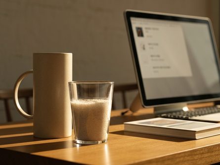 주방 조리대 위에 놓인 측정 도구와 설계 도면, 목재 샘플 조각들