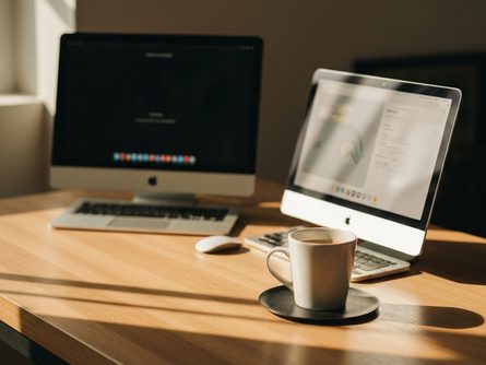 주방 테이블 위에 펼쳐진 레시피 북과 신선한 허브, 계량 스푼