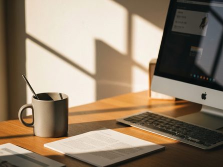 밝은 작업실 한켠에 세워진 메탈 프레임과 판넬 자재, 수평계와 공구가 바닥에 놓여 있는 모습